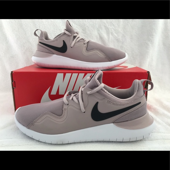 🌸 Women’s Nike shoes 🌸 - Picture 2 of 6